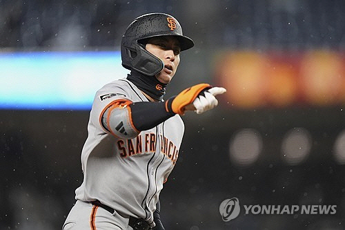 선제 결승 3점 홈런을 치고 동료들에게 세리머니하는 이정후. [AP=연합뉴스]